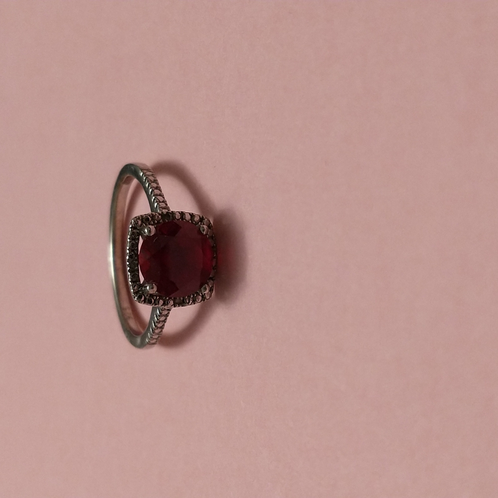 Beautiful deep red ruby cushion cut ring - Picture 7 of 8